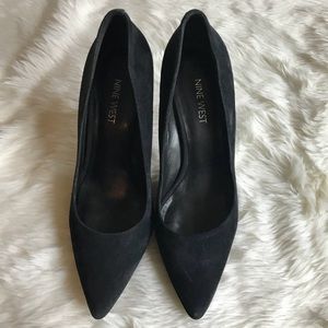 Black pumps